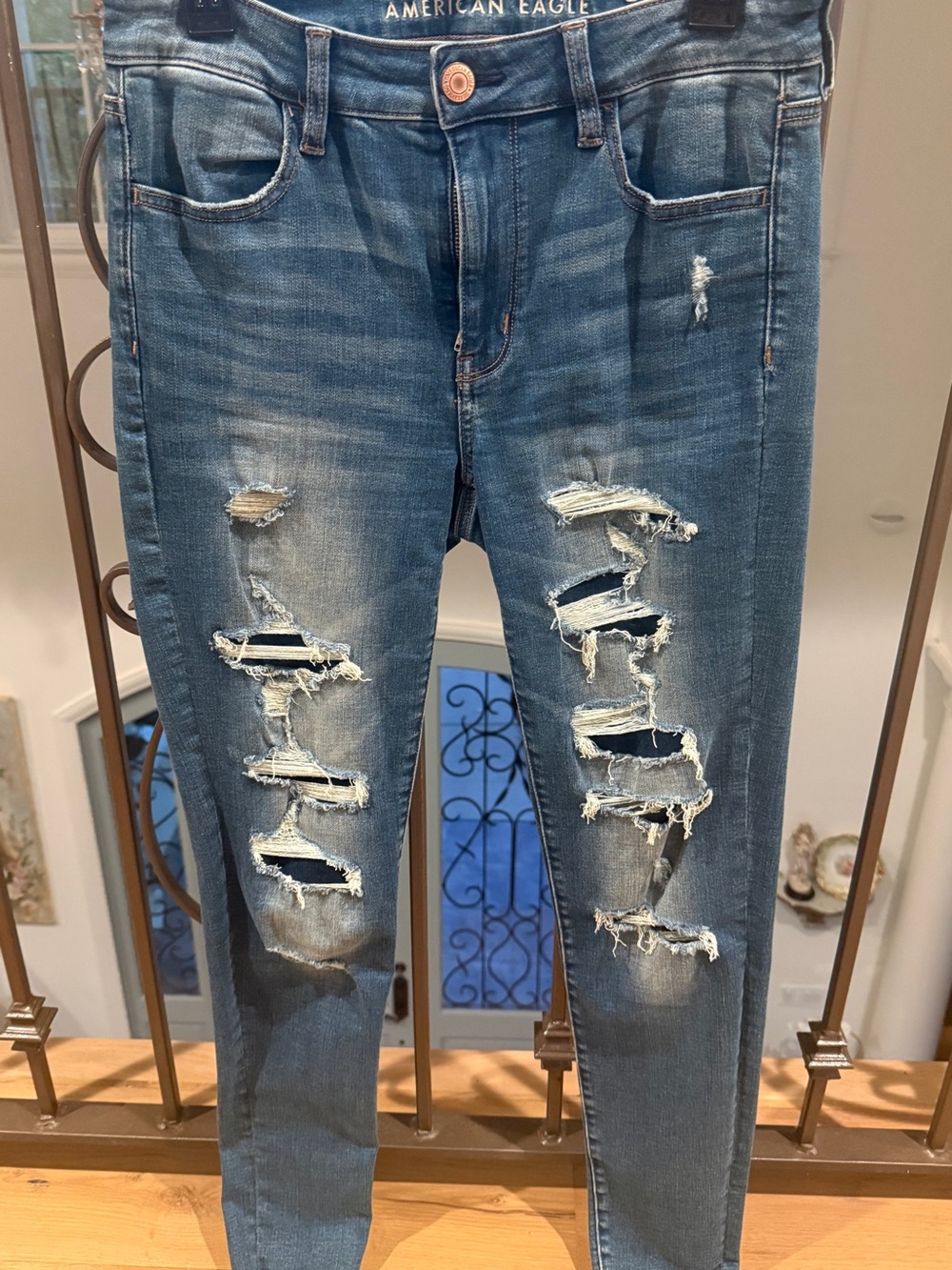 American Eagle Outfitters Women’s Distressed Blue Skinny Jeans size 8. Worn once
